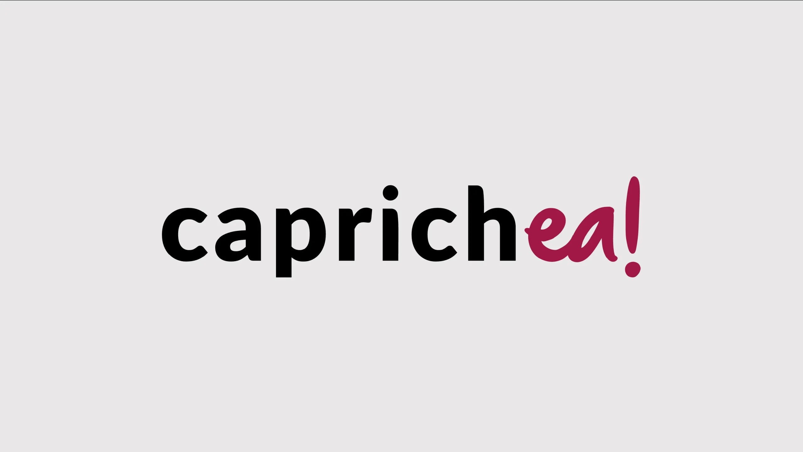 Logotipo de Caprichea con tipografía negra y acento en burdeos sobre fondo gris claro
