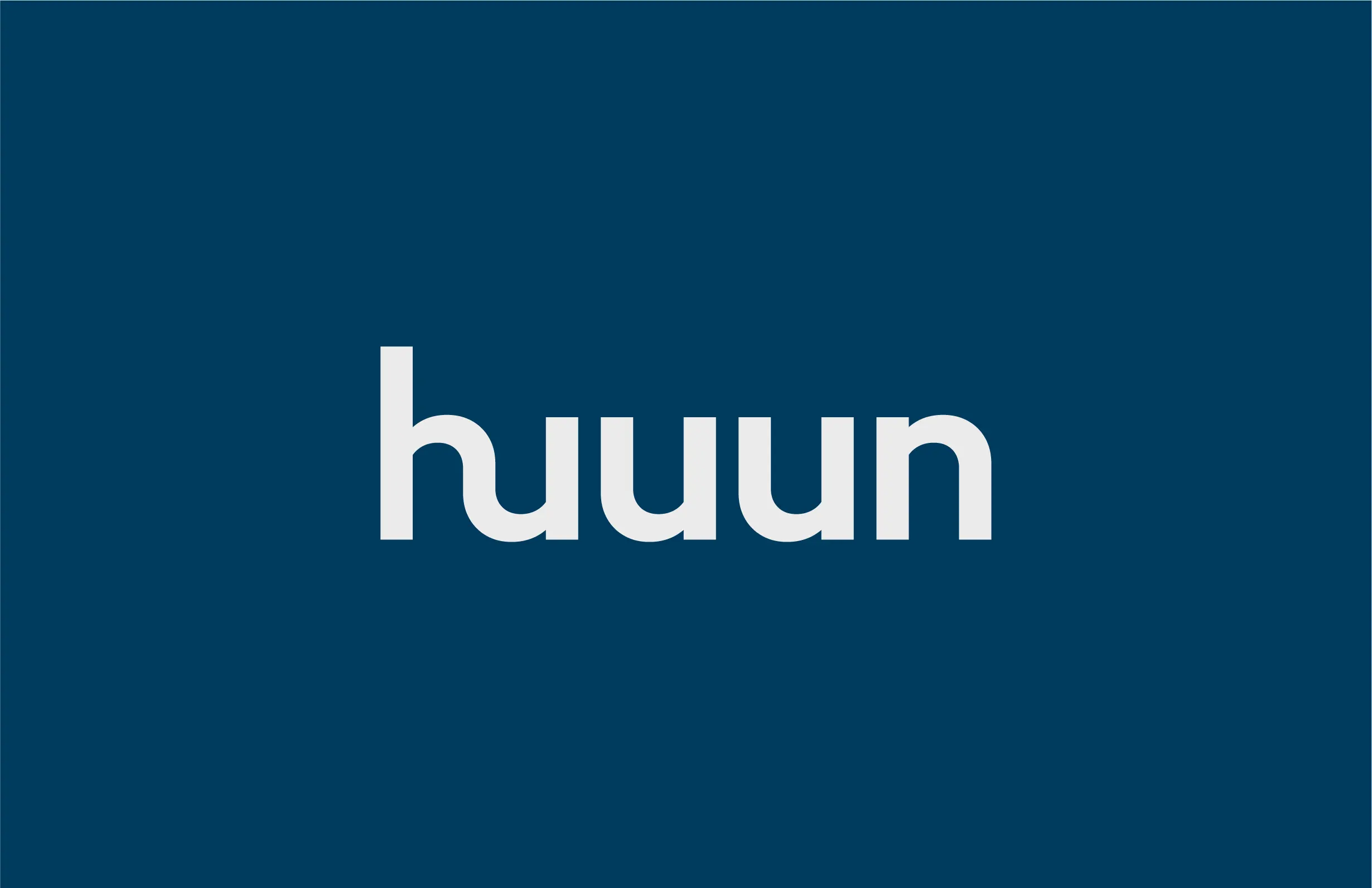 Logotipo de Huuun estudio en blanco sobre fondo azul petróleo