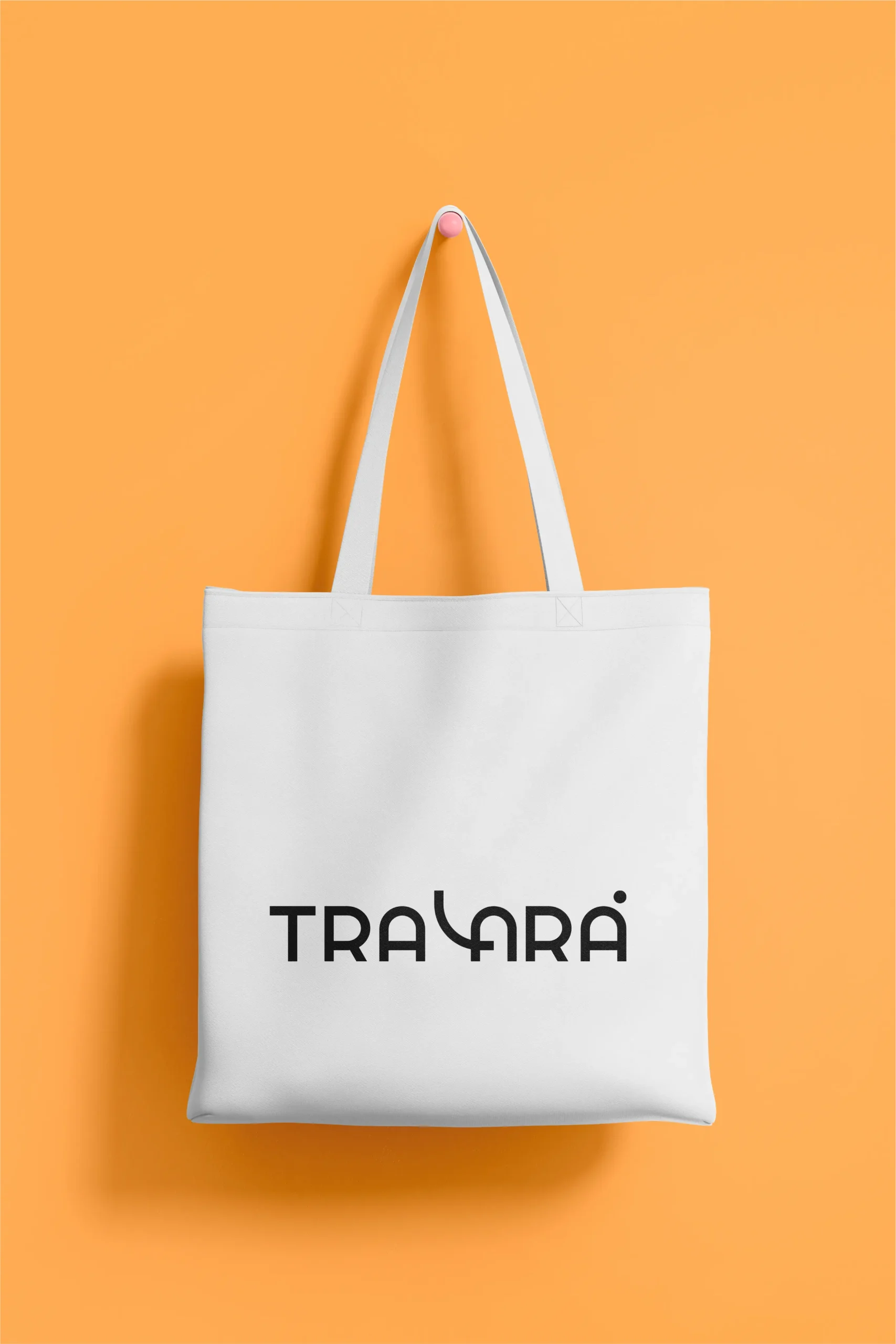 Bolsa de tela blanca con el logotipo de Tralará, joyería artesanal